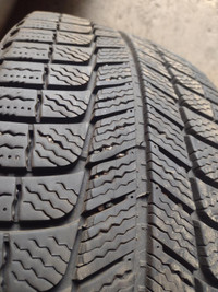 1 pneu d hiver 215/55r17 Michelin en très bon état