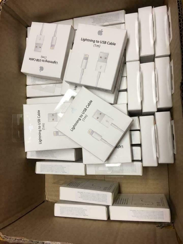 APPLE 1M or 2M USB 2.0 cable connects your iPhone, iPad, or iPod in Cell Phone Accessories in City of Montréal