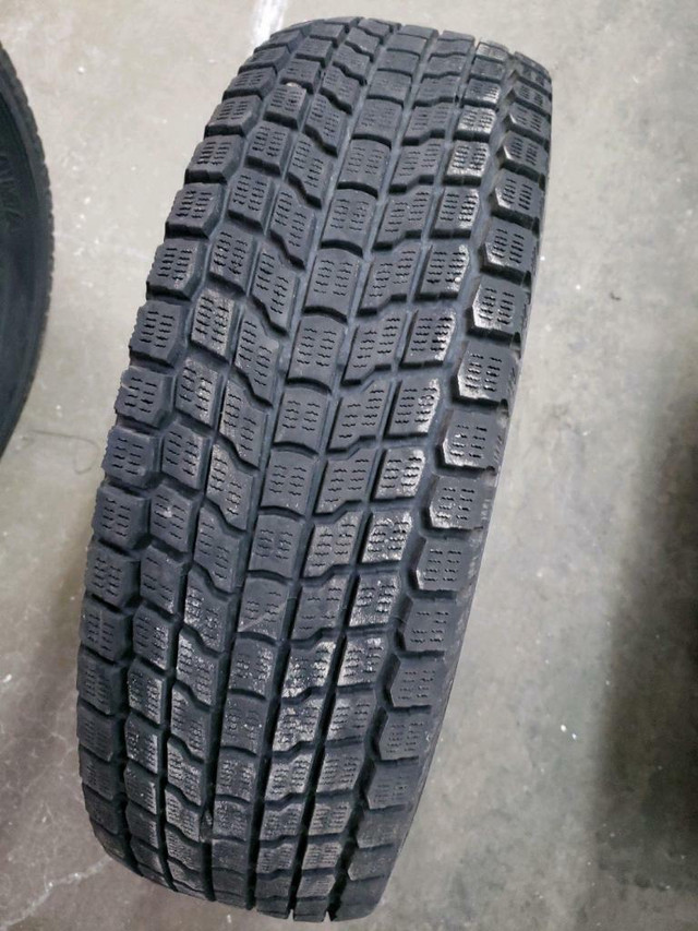 2 pneus d'hiver P215/70/16 99Q Yokohama Geolandar G072 41.0% d'usure, mesure 8-8/32 in Tires & Rims in Québec City - Image 2