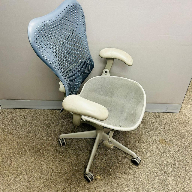 Herman Miller Mirra Chair in Good Condition ( small tear on the seat) in Chairs & Recliners in Toronto (GTA) - Image 4