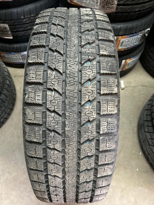 4 pneus dhiver P235/65R17 104S Toyo Observe GSi5 31.5% dusure, mesure 8-8-8-8/32 in Tires & Rims in Québec City