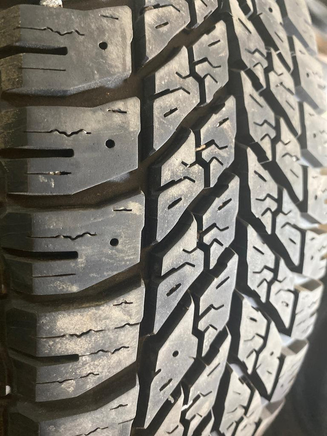 4 pneus dhiver P185/65R15 88T Goodyear Ultra Grip Winter 40.5% dusure, mesure 8-8-7-8/32 in Tires & Rims in Québec City - Image 2