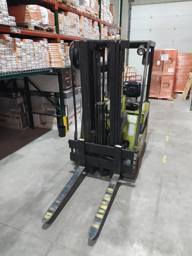 CLARK Lift Truck TM25 4, 4150 Lbs 36V, 3 Stage Type E Electric Counterbalance Forklift, Three-wheeled Configuration in Heavy Equipment Parts & Accessories in Ontario