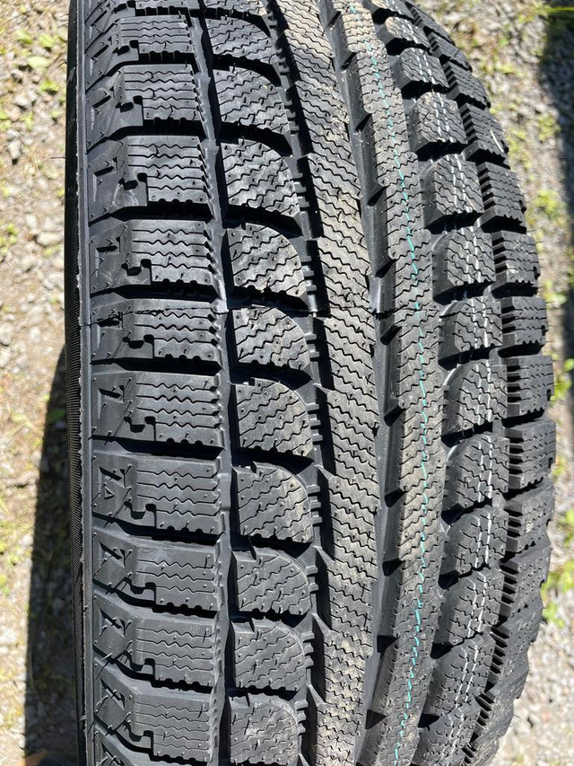 4 pneus dhiver neufs P235/65R17 108S Maxtrek Trek M7 in Tires & Rims in Québec City