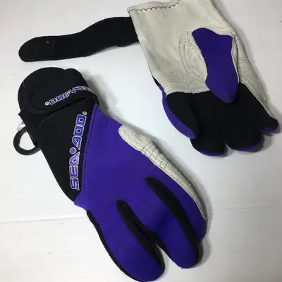 Used - Good Size Large A high quality pair of diving gloves to keep your hands dry and warm. This it...