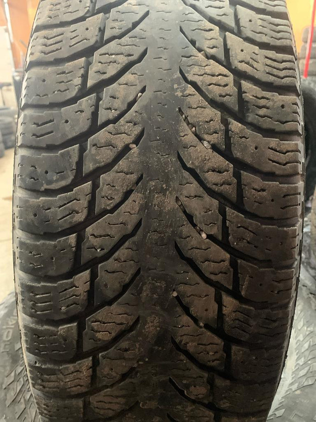 4 pneus dhiver LT275/65R20 126/123Q Nokian Hakkapeliitta LT3 49.5% dusure, mesure 8-8-7-9/32 in Tires & Rims in Québec City