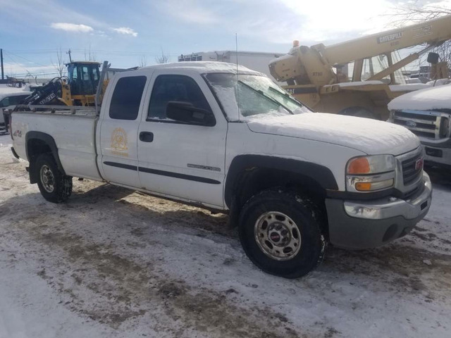 2006 Gmc Sierra 2500HD 6.0L 4x4 For Parting Out in Auto Body Parts in Manitoba - Image 4