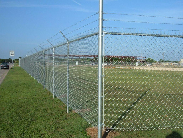 NEW 500 FT GALVANZIED CHAINLINK FENCE KIT & BARBED WIRE 5295261 in Other in Alberta