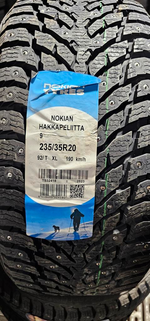 235/35/20 4 pneus nokian NEUFS clouté in Tires & Rims in Greater Montréal - Image 2