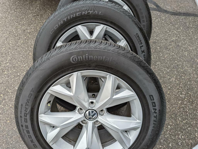 LIKE NEW VOLKSWAGON ATLAS   HIGH PERFORMANCE  CONTINENTAL  ALL SEASON TIRES     245 / 60  / 18     ON OEM  ALLOY WHEELS in Tires & Rims in Ontario - Image 3