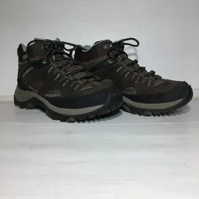 A pair of waterproof hiking shoes in great condition, by Merrell. Womens size 6.5 US No flaws or sig...
