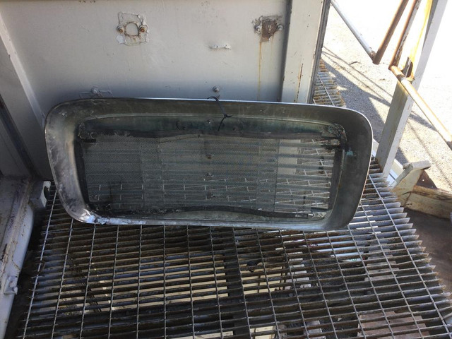 (GRILLES / GRILLE)  FREIGHTLINER COLUMBIA C120 -Stock Number: H-3135 in Auto Body Parts in Ontario - Image 2