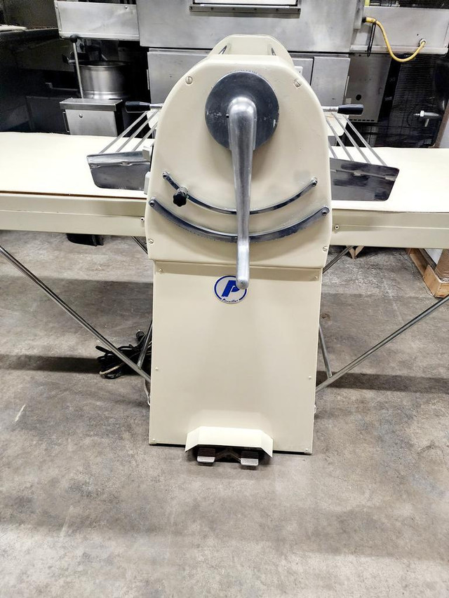 Pavailler Laminoir a Pates / Bakery Dough Sheeter Reversible in Industrial Kitchen Supplies - Image 2