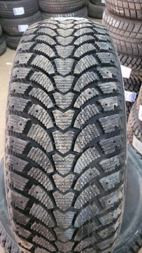 4 pneus dhiver neufs P235/65R17 104S Maxtrek Trek M900 ice