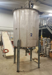 475 Imperial gallons  stainless steel tank with mixer