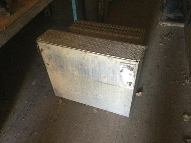 (TOOL BOXES)  STERLING LT9500 -Stock Number: H-3311 in Auto Body Parts in Ontario - Image 2