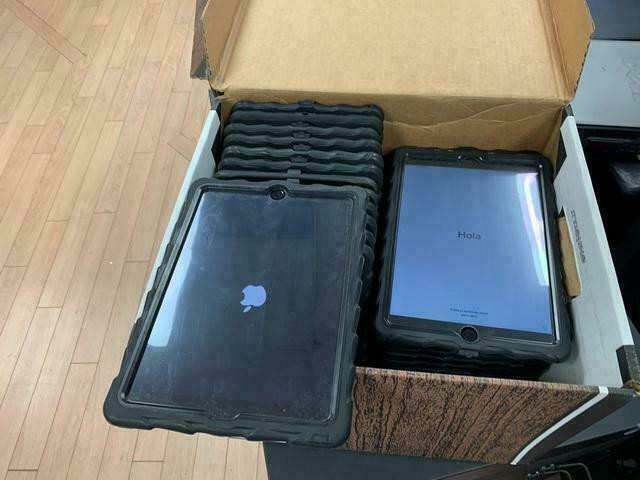 Apple iPad Air 2 , Generation 6 / Gen 5   9.7 screen 32GB - WiFi (2014 - A1566)  warranty with bumper case in iPads & Tablets in City of Toronto - Image 3
