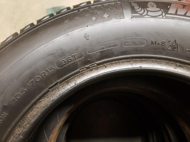 (DH107) 2 Pneus Hiver - 2 Winter Tires 205-70-15 Michelin 6-7/32 in Tires & Rims in Greater Montréal - Image 4