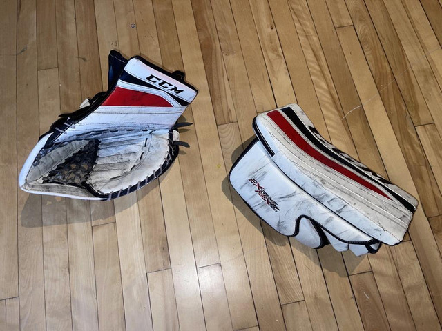 plusieurs ensemble de gant et blocker pour gardien de but SENIOR (un ensemble full right) de 120$ et plus in Hockey in Greater Montréal - Image 3
