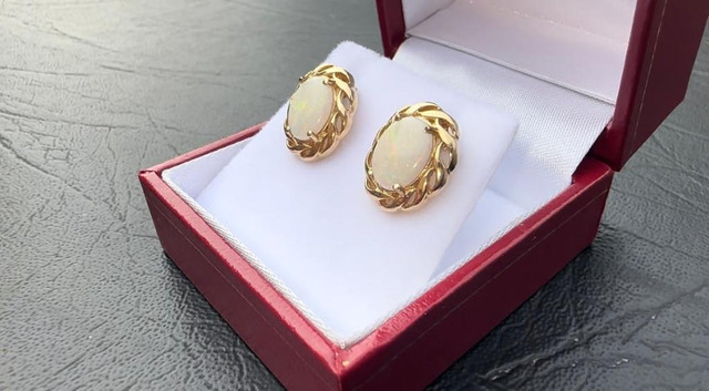 #382 - 14KT Yellow Gold, Pushback Opal Earrings dans Bijoux et montres - Image 2