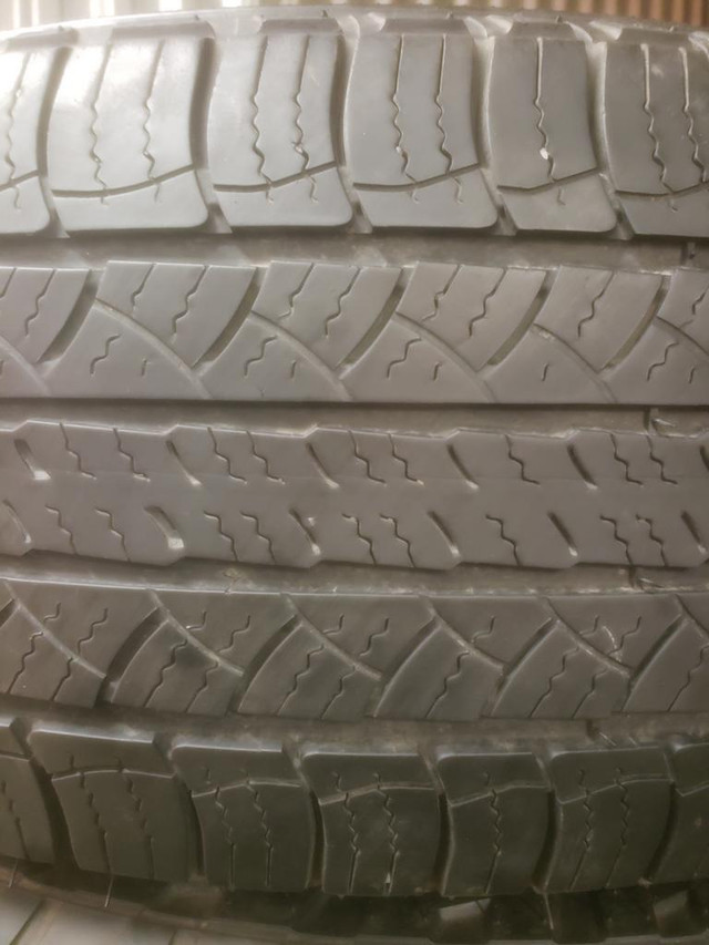 (D126) 1 Pneu Ete - 1 Summer Tire 235-65-18 Michelin 4/32 in Tires & Rims in Greater Montréal - Image 2