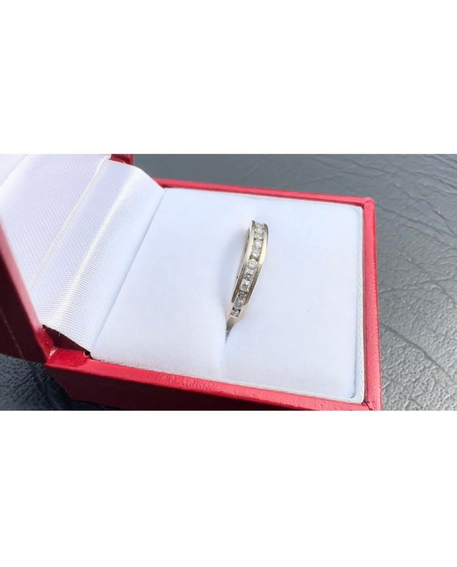 #391 - 14kt White Gold, .28ct Natural Diamond Band, Size 6 in Jewellery & Watches - Image 2
