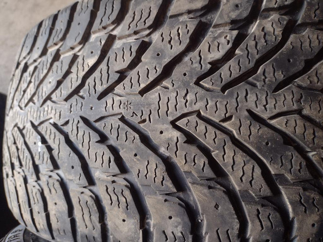 2 pneus d hiver 225/40r18 nokian en très bon état in Tires & Rims in Lévis
