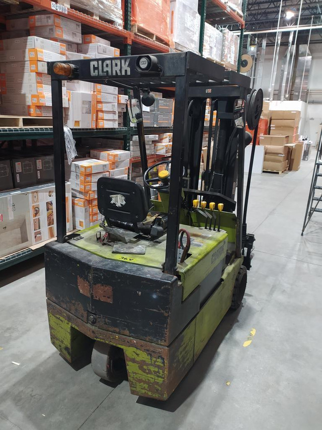 CLARK Lift Truck TM25 4, 4150 Lbs 36V, 3 Stage Type E Electric Counterbalance Forklift, Three-wheeled Configuration in Heavy Equipment Parts & Accessories in Ontario - Image 3