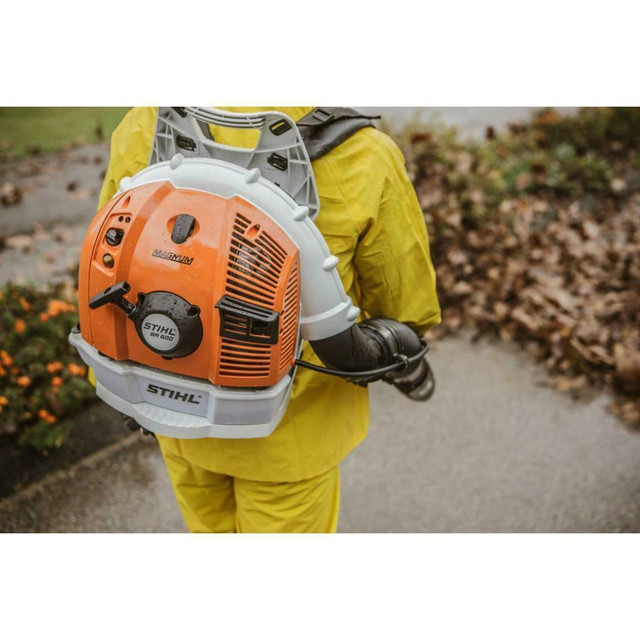 BRAND NEW STIHL BR600 BACKPACK BLOWER!!! IDEAL BLOWER FOR BLOWING LEAVES, GRASS, AND SNOW! MAKES CLEARING SNOW A BREEZE! in Lawnmowers & Leaf Blowers in Calgary - Image 3