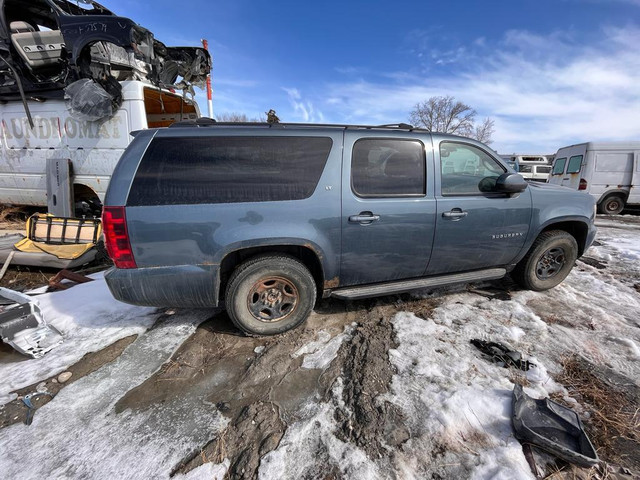 2010 Chevrolet Suburban 1500 5.3L 4WD for Parting Out in Auto Body Parts in Saskatchewan - Image 3
