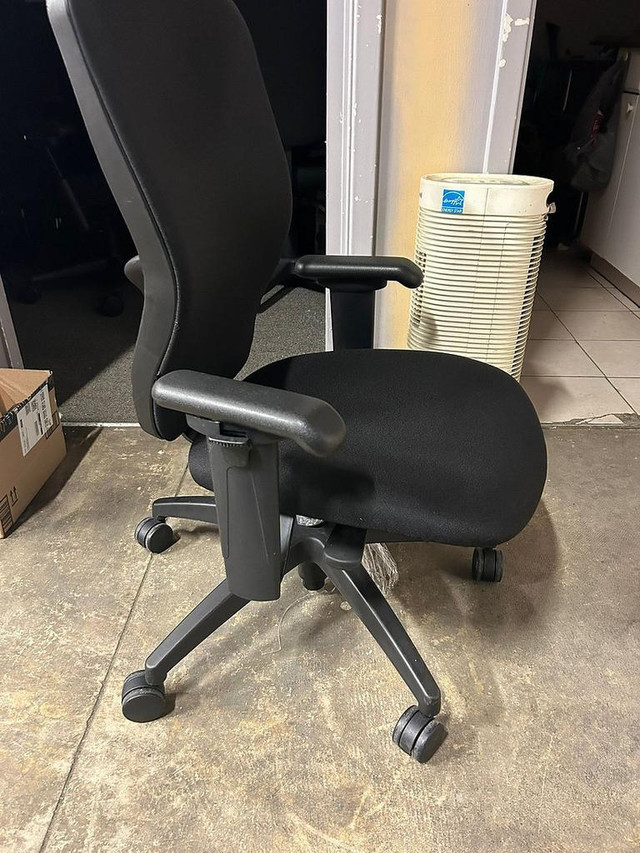 Teknion Around Synchro-Tilt Task Chair in Good Condition-Call us now! in Chairs & Recliners in Toronto (GTA) - Image 2