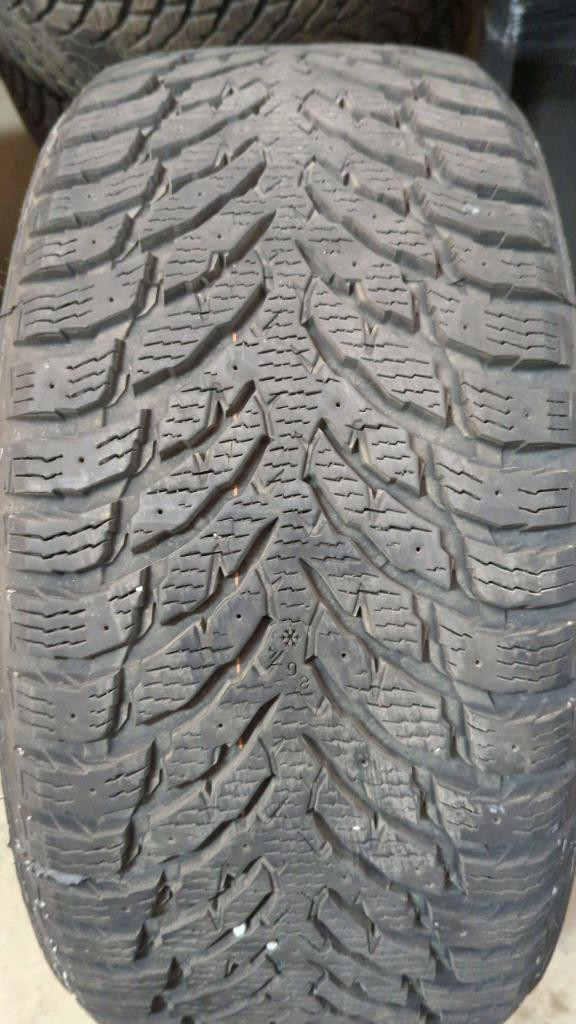 4 pneus d'hiver P255/35R20 97T Nokian Hakkapeliitta 9 20.5% d'usure, mesure 10-11-10-10/32 in Tires & Rims in Québec City