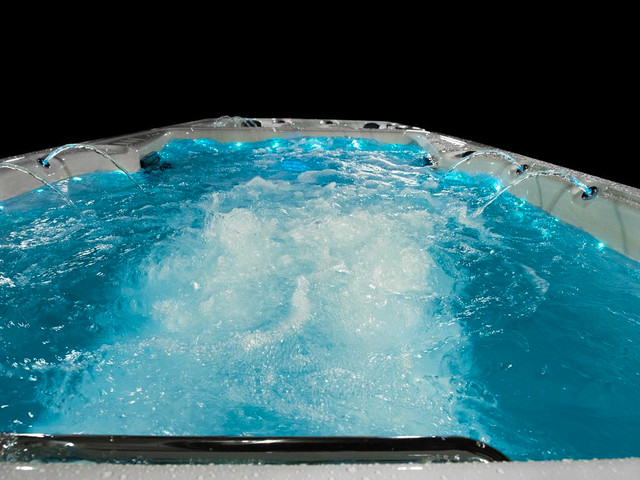 Hot tub Dual zone swim spa - Hot and cold hot tub combo - 6500$ off . Spa pool 2024 in Hot Tubs & Pools - Image 2