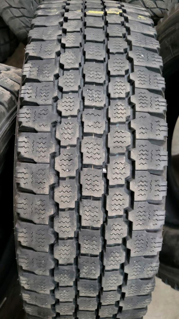 4 pneus dhiver LT225/75R16 115/112Q Bridgestone Blizzak W965 45.0% dusure, mesure 9-9-10-9/32 in Tires & Rims in Québec City - Image 2