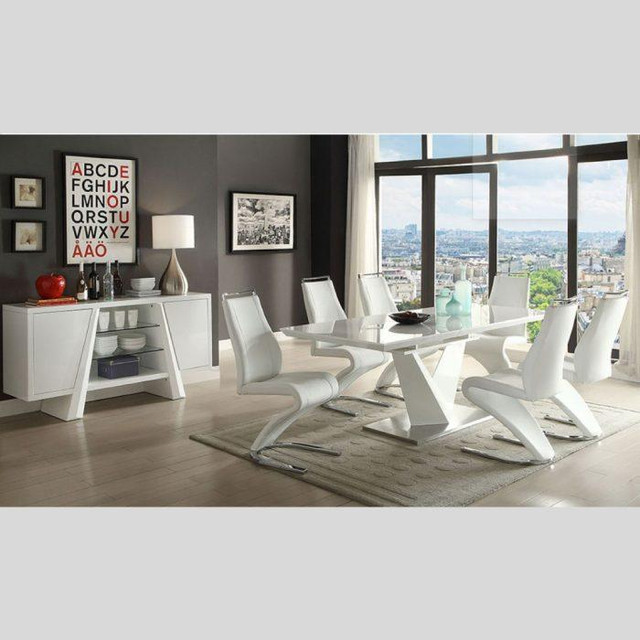 Solidwood Dining Table with 6 Fabric Chairs in sarnia in Dining Tables & Sets in Sarnia - Image 2