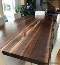 Table en bois, table en noyer, table en tranche d&#39;arbre, comptoir en bois, comptoir de bar