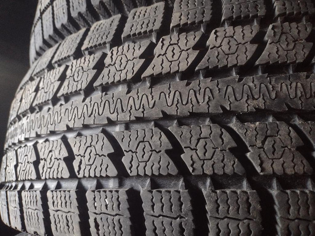 4 pneus d hiver 205/70r16 Toyo en bon état in Tires & Rims in Lévis