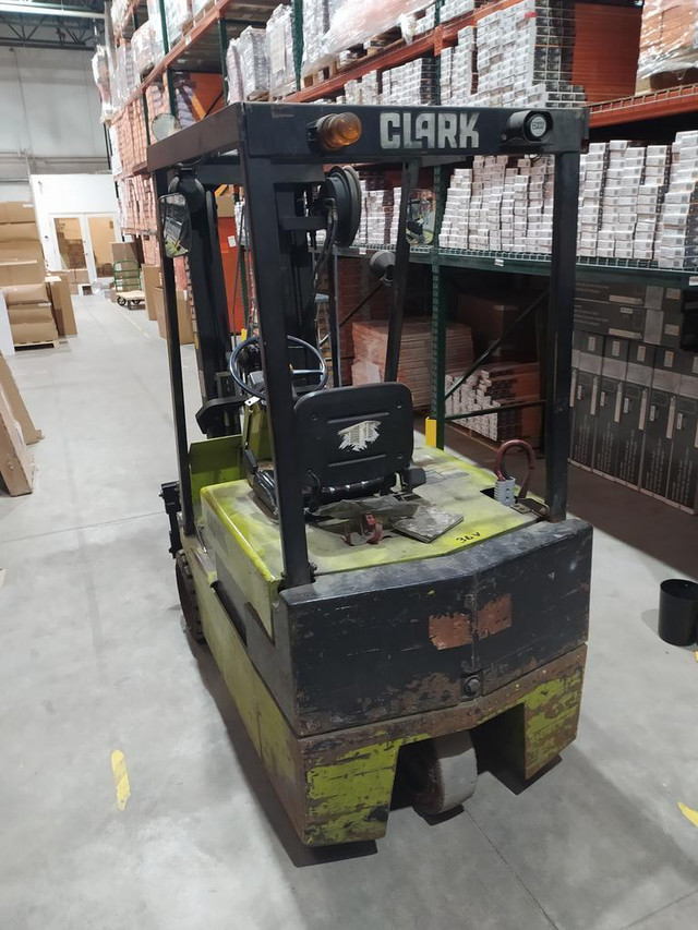 CLARK Lift Truck TM25 4, 4150 Lbs 36V, 3 Stage Type E Electric Counterbalance Forklift, Three-wheeled Configuration in Heavy Equipment Parts & Accessories in Ontario - Image 2
