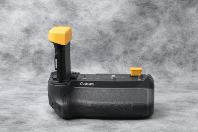 Canon BG-E22- Battery Grip (For Canon EOS R)-Used (ID:179) in Cameras & Camcorders - Image 2