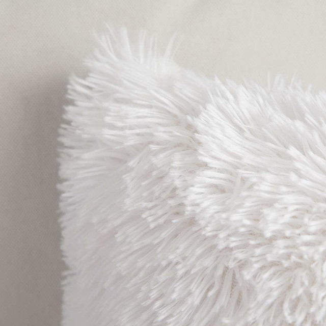 NEW 18 IN LUXURY FAUX FUR THROW PILLOWS in Bedding in Alberta - Image 2
