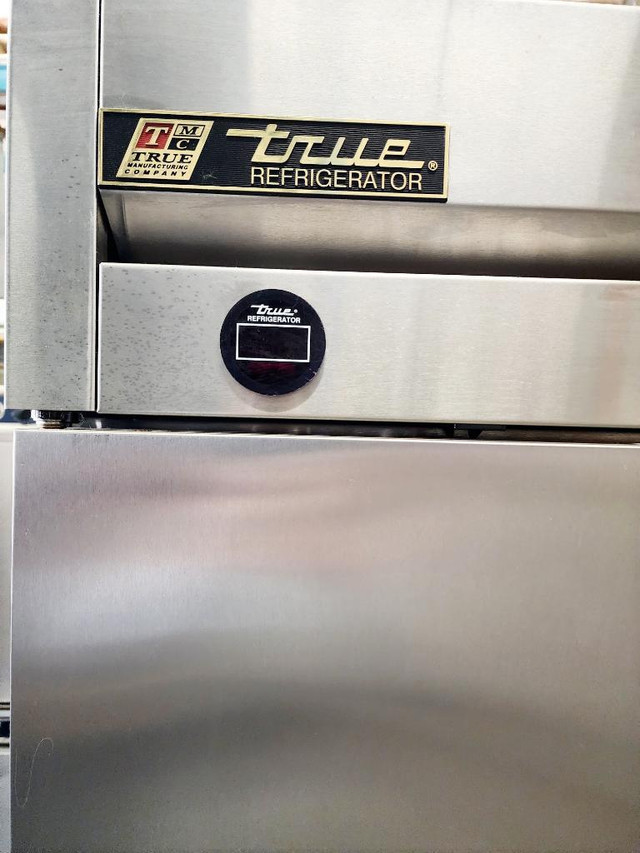 True Dual Temp Freezer and Fridge  Congelateur et Refrigerateur Like New in Industrial Kitchen Supplies - Image 3