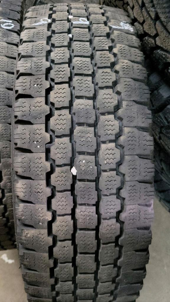 4 pneus dhiver LT225/75R16 115/112Q Bridgestone Blizzak W965 45.0% dusure, mesure 9-9-10-9/32 in Tires & Rims in Québec City - Image 4