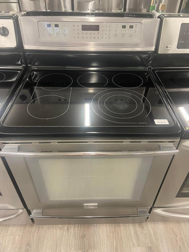 Econoplus Sherbrooke Cuisinière Frigidaire Vitrocéramique Stainless 769.99$ Garantie 1 An Taxes Incluses in Stoves, Ovens & Ranges in Sherbrooke