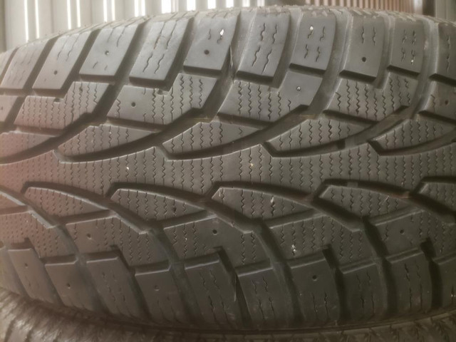 (DH189) 1 Pneu Hiver - 1 Winter Tire 195-65-15 Uniroyal 8/32 in Tires & Rims in Greater Montréal