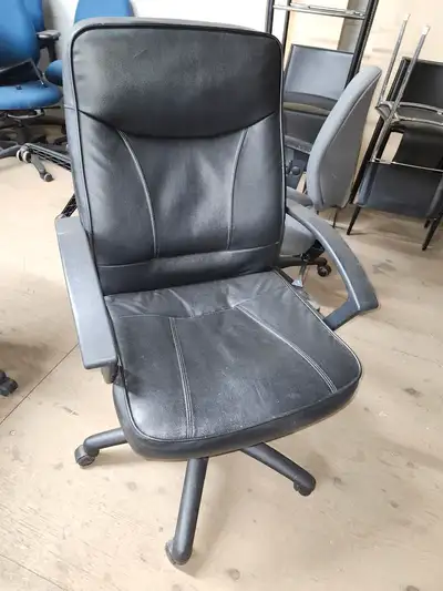 Chaise de bureau usagé à roulettes Différent modèle disponible Chaise noir en cuirette: 40$/ch Chais...