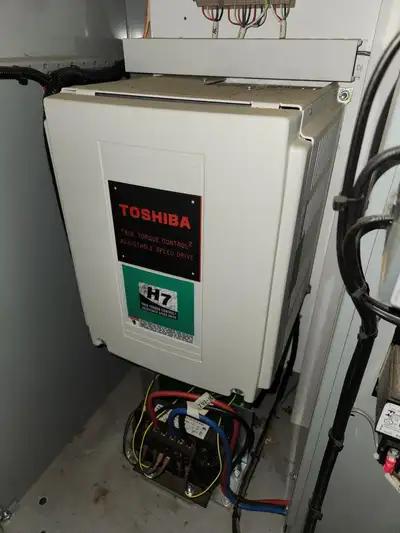 Toshiba H7 Transistor Inverter - VFD - VT130H7U4270 - 25 HP 460v 3Ph 400Hz - Qty: 14 Units available...
