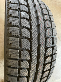 4 pneus dhiver neufs P215/45R17 87H Maxtrek Trek M7