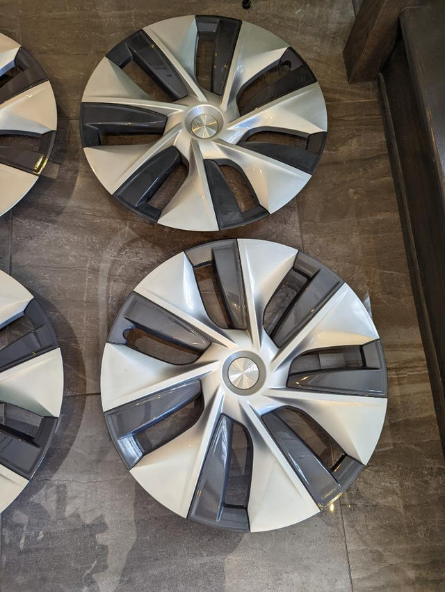 BRAND NEW NEVER MOUNTED TESLA  MODEL  Y GEMINI  / MODEL 3  FACTORY OEM 19      INCH WHEEL   COVER SET OF FOUR. in Tires & Rims in Ontario - Image 2