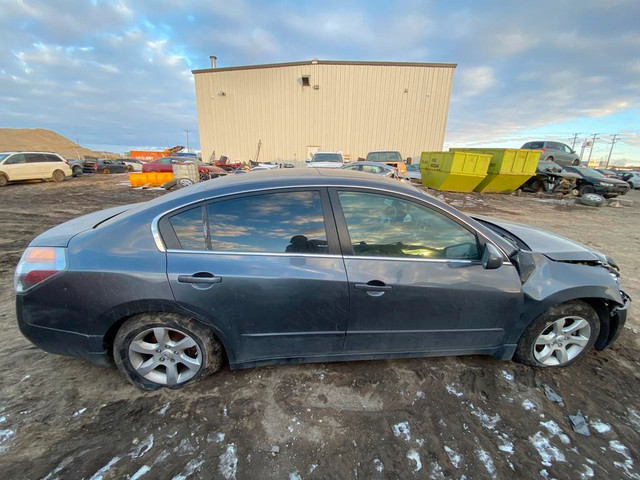 2009 Nissan Altima: ONLY FOR PARTS in Auto Body Parts - Image 3