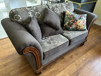 ONLINE AUCTION: Sofa
